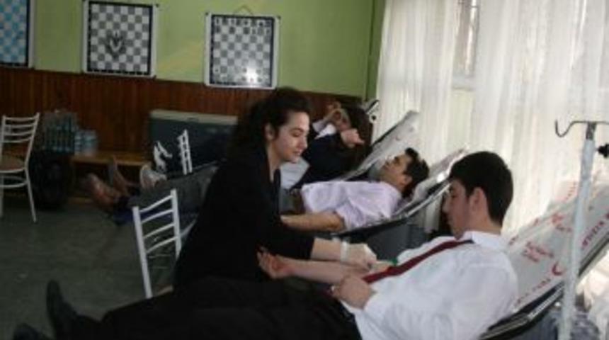 &Ouml;ğrenciler, başlattıkları kampanya ile kan verdi