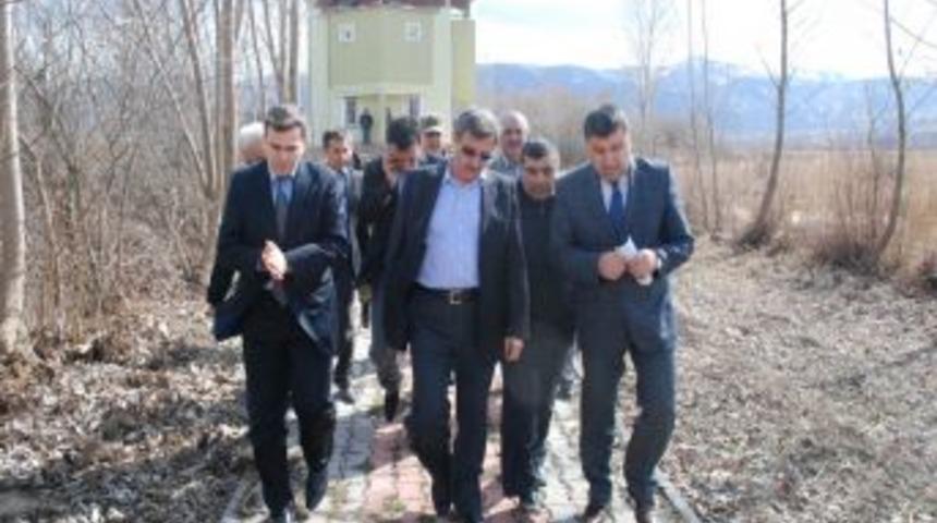 Vali Yılmaz, yangın &ccedil;ıkan Kaz G&ouml;l&uuml;'nde incelemelerde bulundu