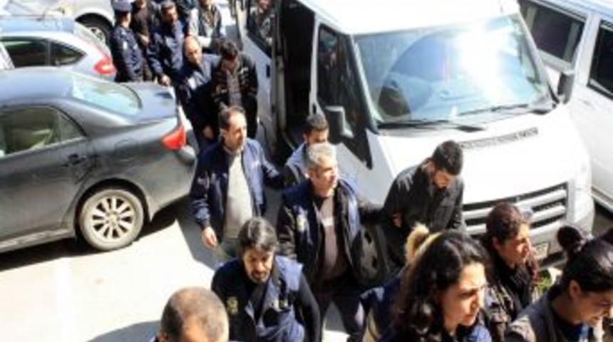 &Ouml;rg&uuml;t yandaşı &ouml;ğrenciler nevruzda &uuml;niversiteyi karıştırmak istemiş