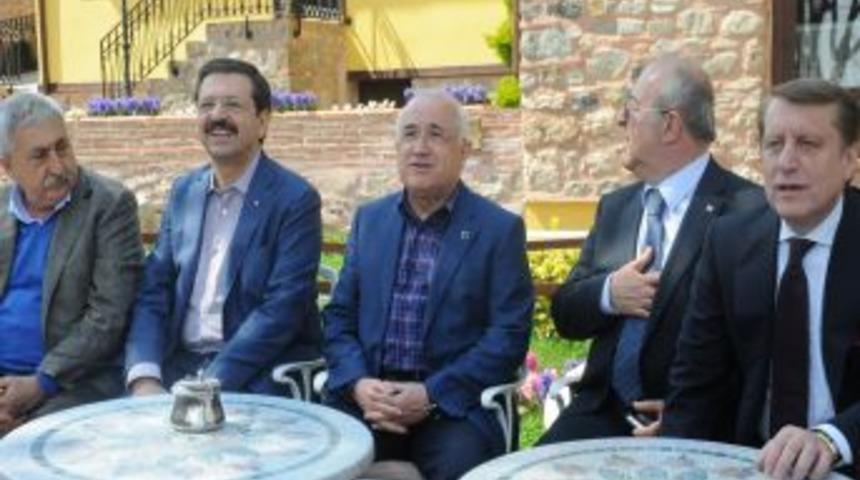 &Ccedil;i&ccedil;ek:Umuyorum ki siyaset,anayasa konusunu 1 nisan şakası haline getirmez