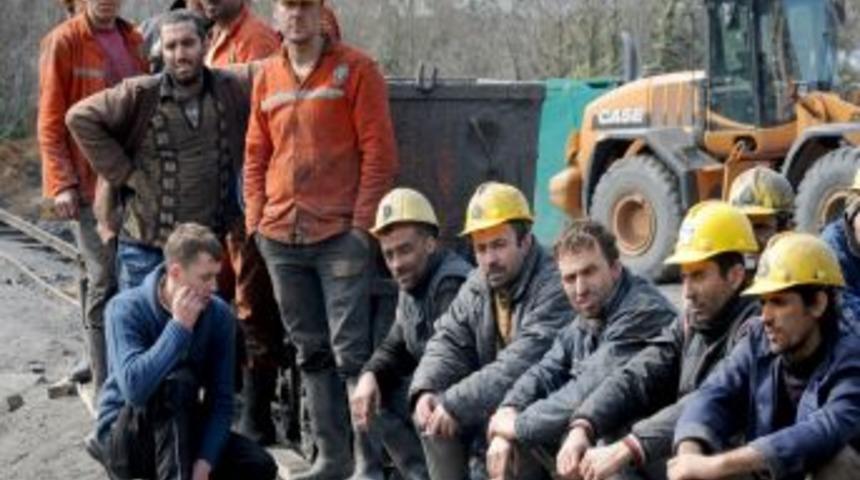 G&ouml;&ccedil;&uuml;k altındaki maden iş&ccedil;isini kurtarma &ccedil;alışması devam ediyor