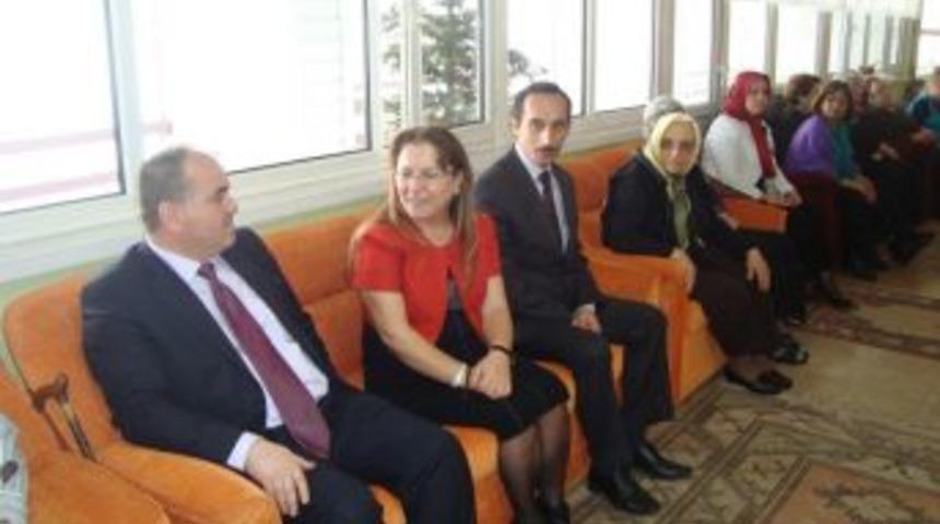 Kent konseyi &uuml;yeleri huzurevini ziyaret etti