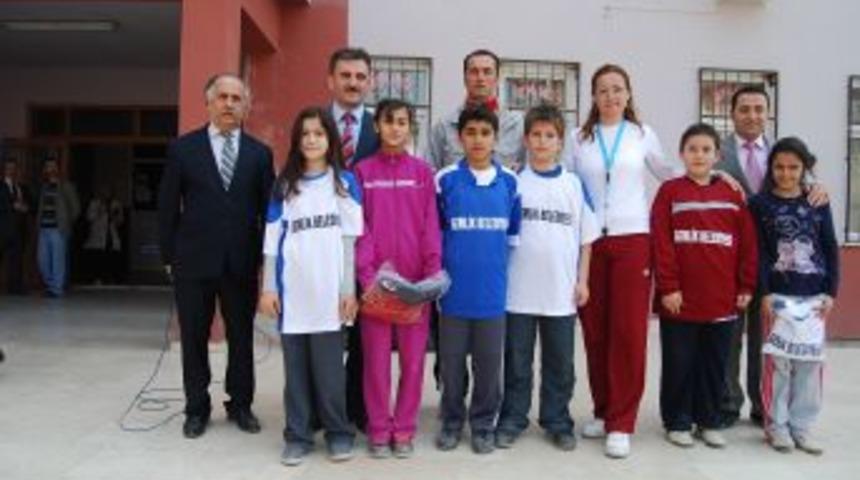 22 takım forma hediye edildi