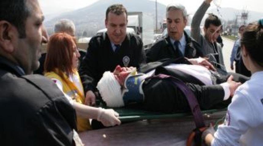 Zincirleme kazada 4 kişi yaralandı, ilk müdahaleyi yoldan geçen sağlıkçı yaptı