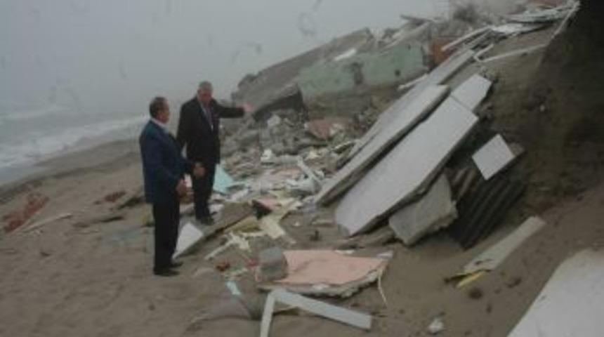 Karasu’da 100 evi sahil yuttu