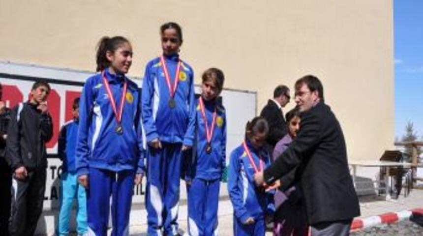 Gen&ccedil; atletler, buzlu ve &ccedil;amurlu piste aldırmadan ter d&ouml;kt&uuml;