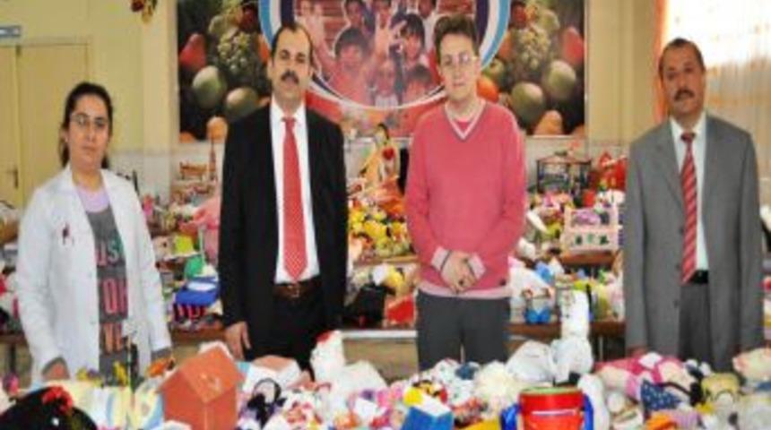 Depremzede kardeşlerine 11 bin oyuncak yaptılar