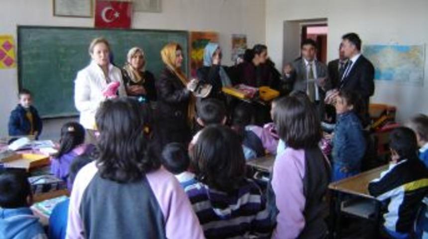 Akansu Koleji, kardeş okul &ouml;ğrencilerini sevindirdi