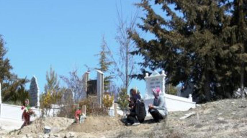 İlk&ouml;ğretim &ouml;ğrencisi Volkan'ın cenazesi g&ouml;zyaşları arasında toprağa verildi