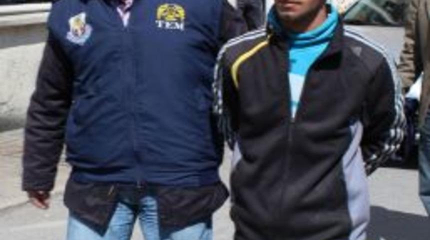 Antalya'dan İzmir'e geldi, otob&uuml;s yakıp geri d&ouml;nd&uuml;