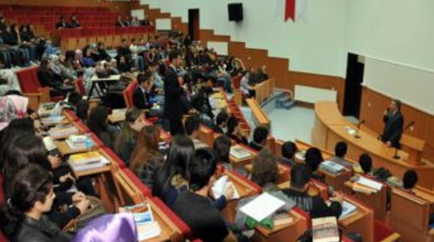 Vali Kahraman, üniversite öğrencilerine ders verdi