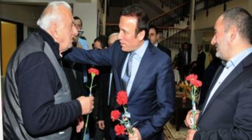 Başkan Gen&ccedil;, yaşlıların g&ouml;nl&uuml;n&uuml; aldı