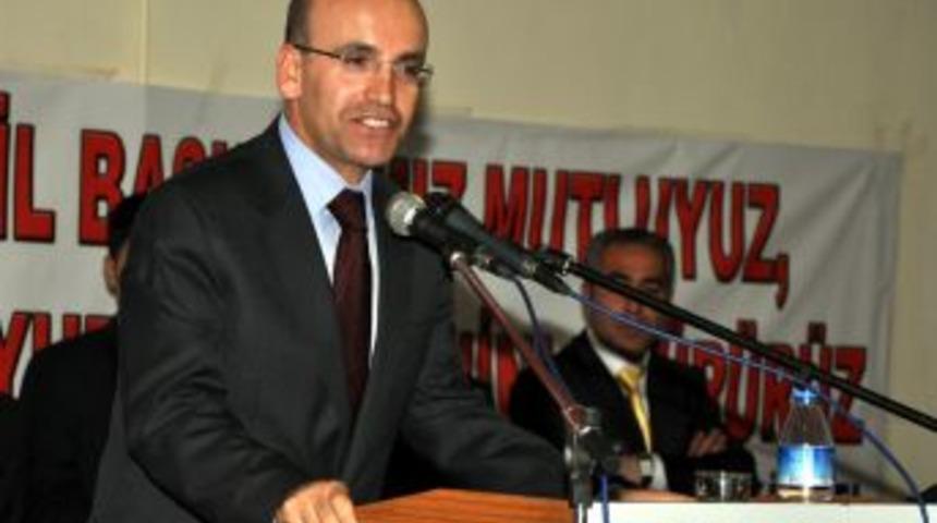 Bakan Şimşek kongredeki konuşmasına K&uuml;rt&ccedil;e ile başlayıp K&uuml;rt&ccedil;e s&ouml;zlerle bitirdi