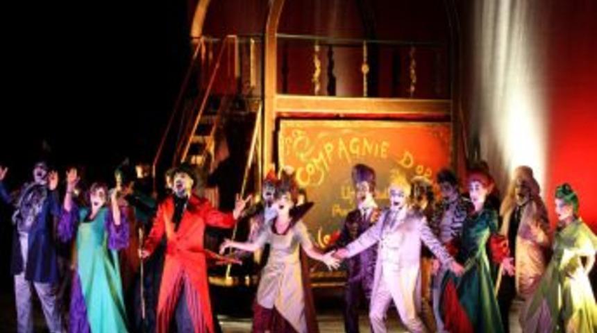 Aşk Ve Aldatma Aynı Sahnede