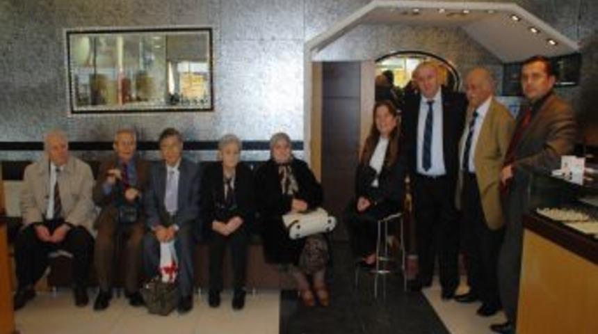 Huzurevini ziyarete gelenlere yaşlılardan iadei ziyaret