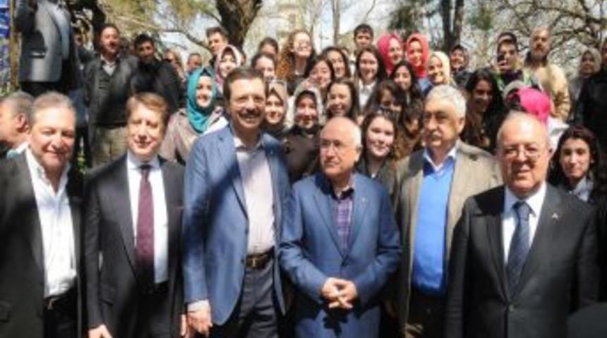 Meclis Başkanı &Ccedil;i&ccedil;ek ve komisyon &uuml;yeleri t&uuml;rbe gezdi, kestane şekeri tattı