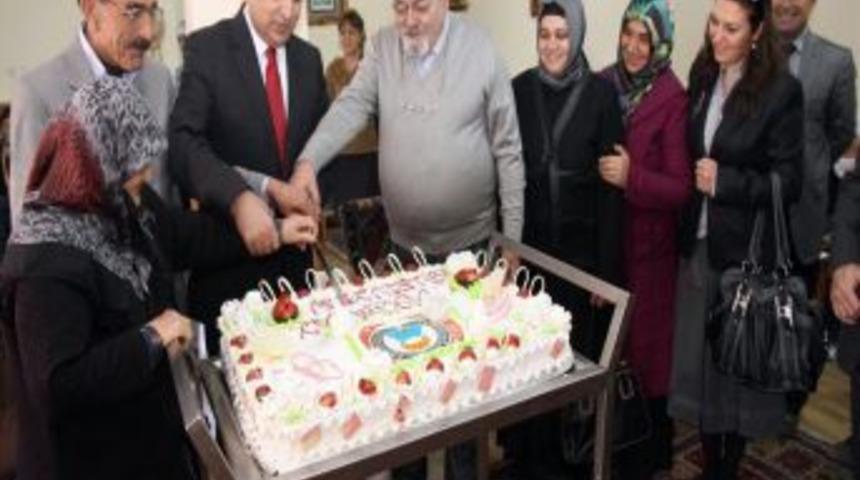 Başkan Palta, huzurevi sakinleriyle birlikte pasta kesti