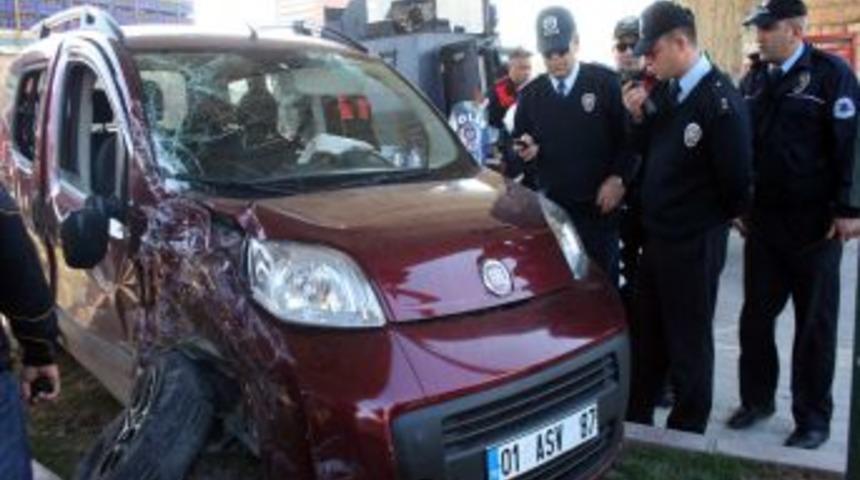 Polisten ka&ccedil;an gen&ccedil;lerin otomobili minib&uuml;se &ccedil;arptı: 4 yaralı