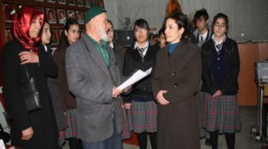 Yozgatlı &ouml;ğrenciler har&ccedil;lıklarını Şehit Aileleri Derneği'ne bağışladı