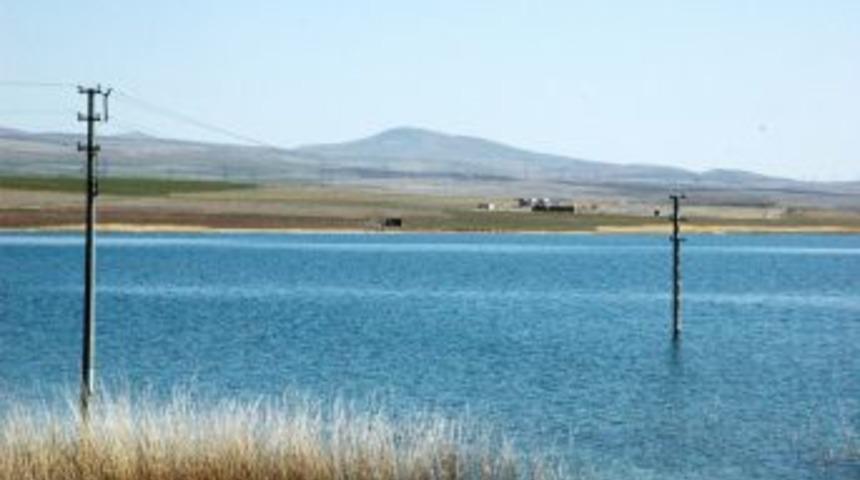 Kızılırmak&rsquo;ta sular y&uuml;kseldi, elektrik direkleri su i&ccedil;inde kaldı