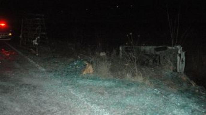 &Ouml;ZEL - Cam y&uuml;kl&uuml; kamyon devrildi, 2 kilometre yol camla kaplandı