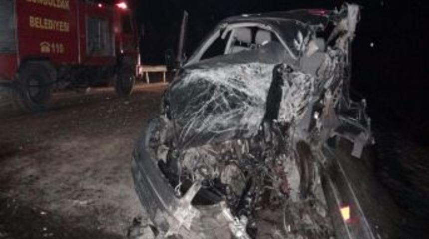 Zonguldak'ta minib&uuml;s ile kamyon &ccedil;arpıştı: 1'i ağır 4 yaralı