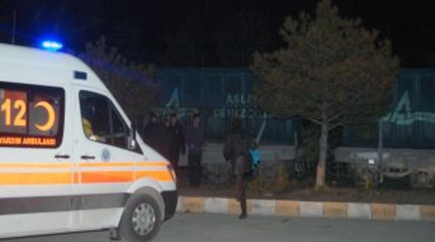 K&uuml;tahya'da y&uuml;k treni otomobile &ccedil;arptı: 4 &ouml;l&uuml;, 1 yaralı