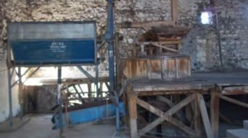 100 yıllık su değirmeni sahipsiz kaldı