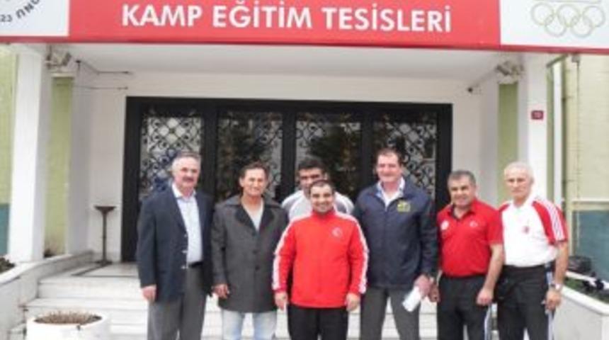 Grekoromen Milli Takım kampına moral ziyareti