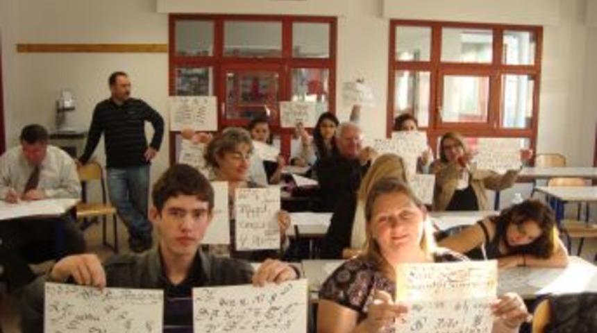 &Ouml;zel Fırat'lı &ouml;ğretmenler Fransa'da Avrupalı &ouml;ğretmenlere hat &ouml;ğretti