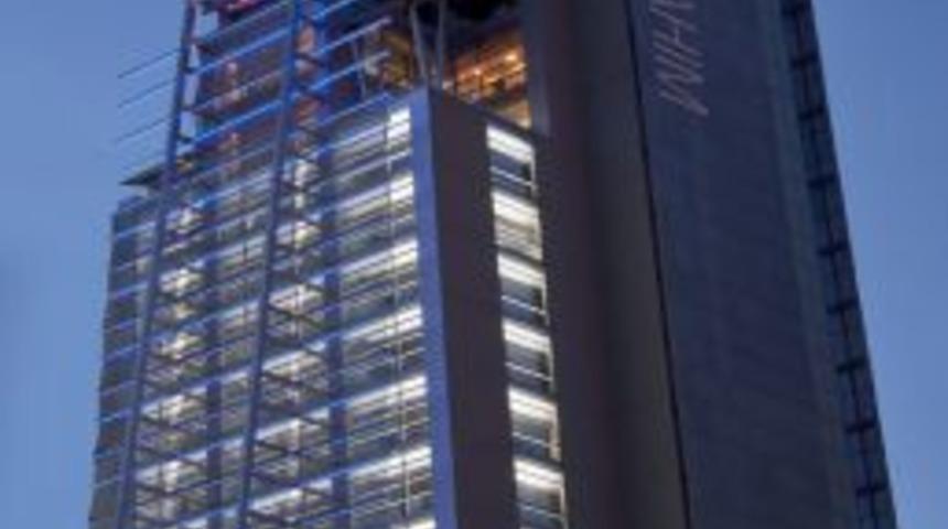 Abdi İbrahim, D&uuml;nya Saati&rsquo;ne destek i&ccedil;in ışıklarını kapattı