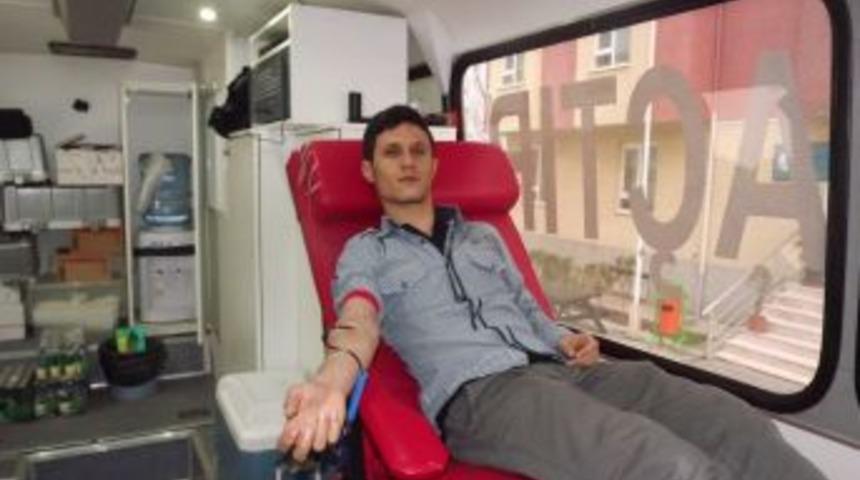 Yurt &ouml;ğrencileri Kızılay'a 70 &uuml;nite kan bağışında bulundu