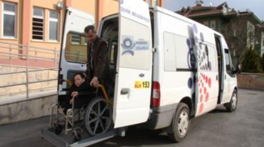 Engelli &ouml;ğrencileri 'Alo 153-3' sınav yerlerine taşıdı