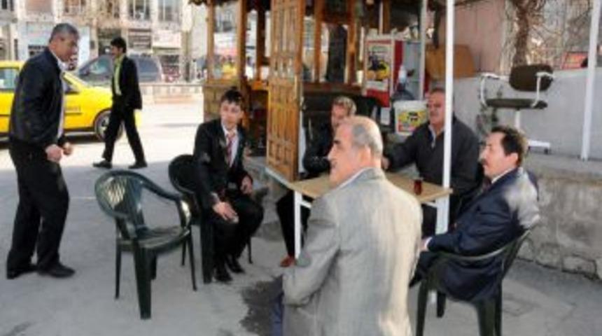 Vali Balkanlıoğlu, sabah &ccedil;ayını taksi durağında i&ccedil;ti