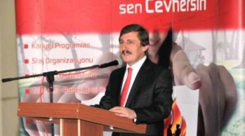 2. Kıtalararası Liderlik Zirvesi'nde gen&ccedil;lere: Kendinizi s&uuml;rekli yenileyin