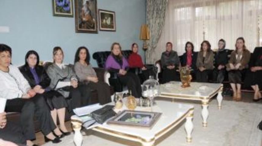 &Ccedil;ocuk evlerine misafir olarak &ccedil;ocuklara destek oluyorlar