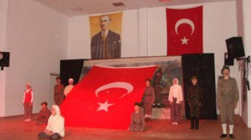&Ouml;ğrenciler tiyatro oyunuyla &Ccedil;anakkale zaferini canlandırdı