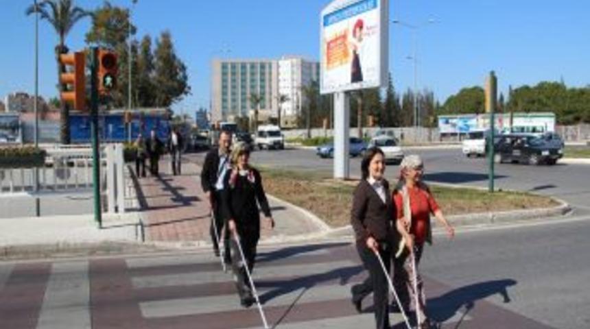 Antalya'da engelliler i&ccedil;in sesli trafik lambası &ccedil;alışması yapılıyor