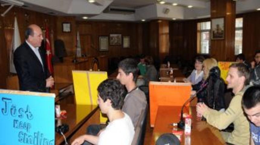 Yabancı &ouml;ğrenciler Başkan Ok'a 'Mutluluğun Karesi'ni anlattı