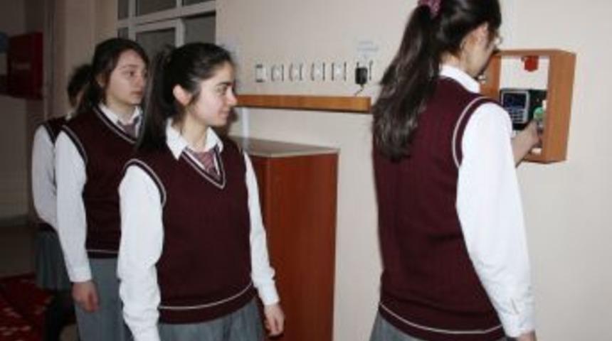 Parmak iziyle alınan yoklamada, &ouml;ğrenciler kendilerine daha &ccedil;ok vakit ayırıyor