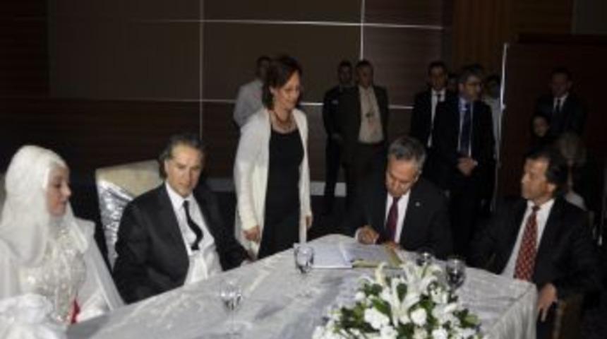 Arın&ccedil;, nikah şahitliği yaptı