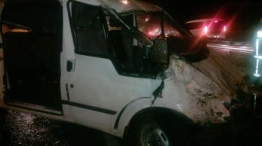 Kontrolden &ccedil;ıkan minib&uuml;s takla attı: 1 &ouml;l&uuml;, 3 yaralı