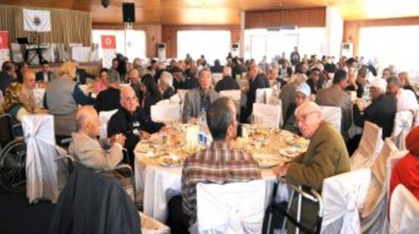 Kepez Belediyesi huzurevi sakinlerine yemek verdi