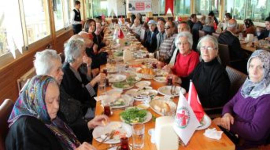 D&ouml;şemelatı Belediyesi yaşlıları kahvaltıda buluşturdu