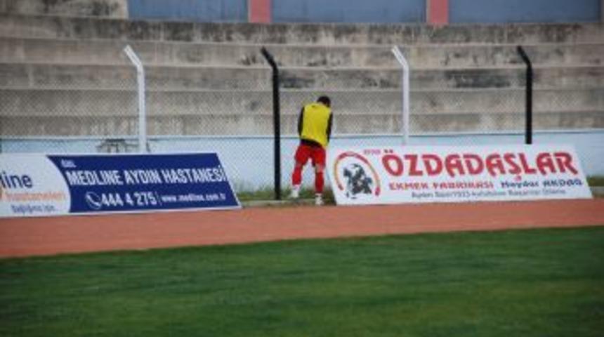 Taraftara aldırmadan tuvaletini yaptı