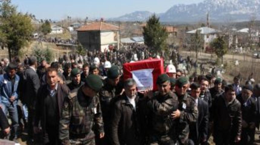 Şehit polis Mamış g&ouml;zyaşları arasında toprağa verildi
