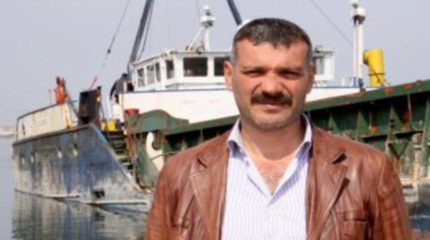 Fırtınada sahile çarpan yük gemisi, söküm için sığınacak liman arıyor