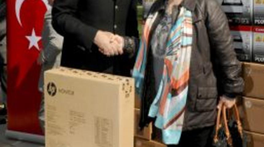 Belediye, muhtarlara 85 bilgisayar daha dağıttı