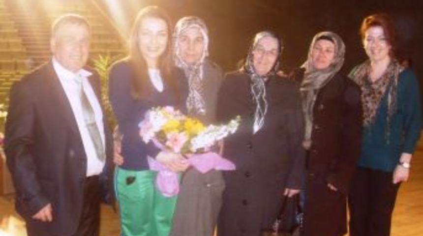 'Tatlı &Ccedil;arşamba' ayakta alkışlandı