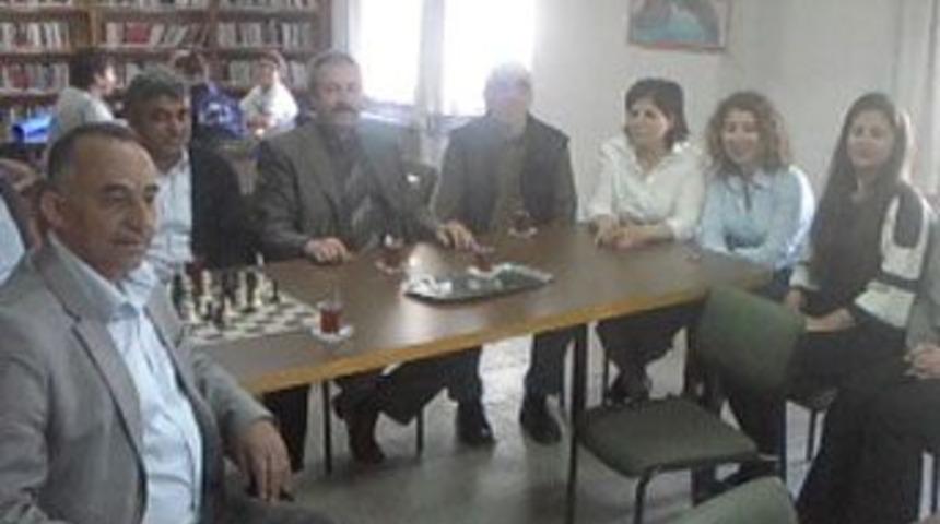 MHP&rsquo;den Halk K&uuml;t&uuml;phanesi&rsquo;ne ziyaret